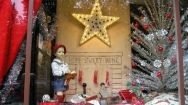 Antique shop window decked out for the holidays. Courtesy of Pinterest