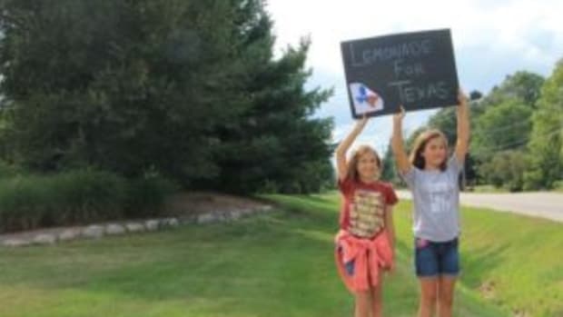  Children in Oak Creek, Wis. holding sign promoting their neighborhood lemonade stand, with proceeds going to the family impacted by Hurricane Harvey. Learn more in an article by the Milwaukee Journal Sentinel: http://bit.ly/2x39HH6 (Tiffany Stoiber/Now News Group)
