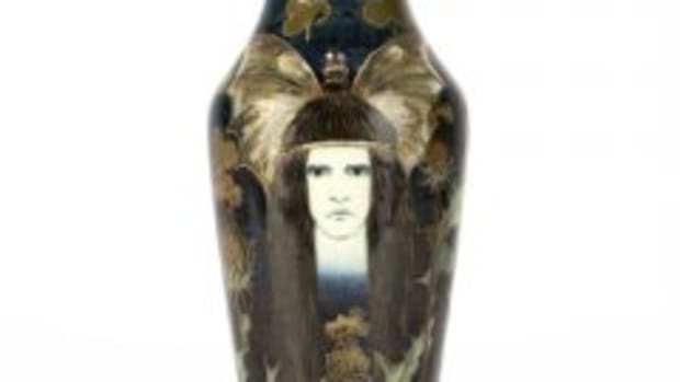 Amphora portrait vase