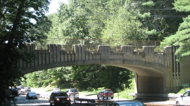 The North Avenue Bridge spans the Merritt Parkway in Westport. It’s an Art Deco bridge featuring ferns, flowers, and a snail depicted in sgraffito panels at the top of the low protective wall.