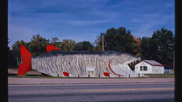 The Big Fish Supper Club in Bena, Minnesota, in the shape of a 65-foot-long muskie, 1980.