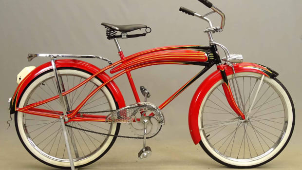 C. 1937 Dayton Huffman "Super Streamliner" balloon tire Airflow bicycle, featuring twin Delta Silver Ray Lead lamps, 3 rib long horn tank, Mesinger B Deluxe saddle, Persons tear drop pedals. Est: $1,500-$2,500.
