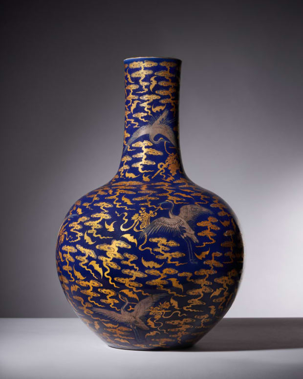 This rare vase kept in a kitchen for decades will be auctioned at Dreweatts on May 18, with a pre-sale estimate of $124,000 to $186,000.