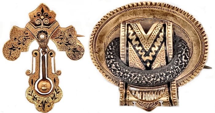 These taille d’epargne brooches are from the second quarter of the 19th century. Note the pin visible from the front of the pieces; a sure clue to early-19th century pieces.