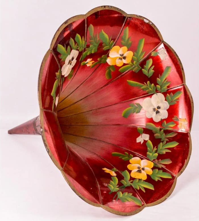 Original flowered MG cylinder phonograph horn, original 11-panel steel horn in original red paint, with hand-painted snap dragons and shaded throat; estimate: $300-$400.