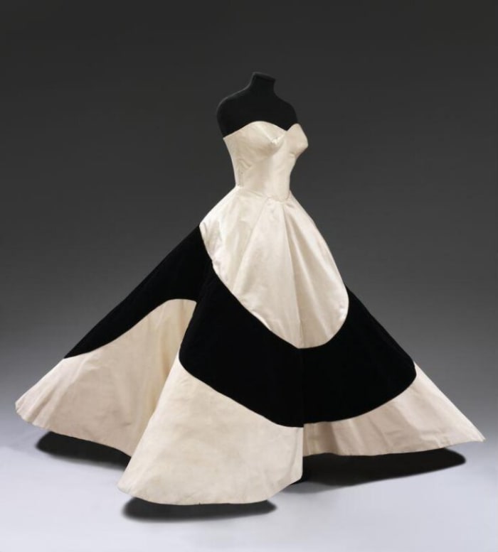 This Clover Leaf dress is in the collection of the Victoria and Albert Museum. The Metropolitan Museum of Art also has a couple of versions in its collection.