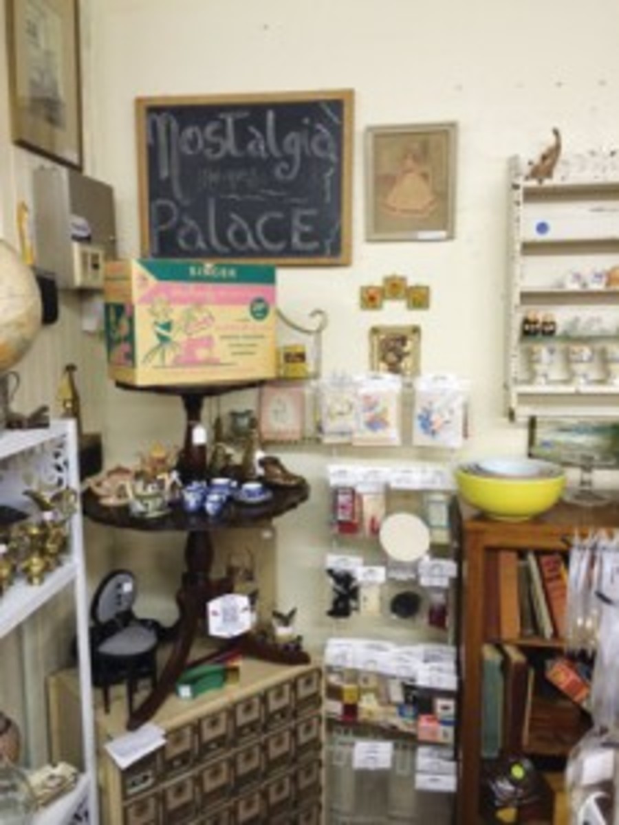 Making great use of nook and cranny space in its display at Blue Door Antiques. (Photo courtesy Nostalgia Palace)