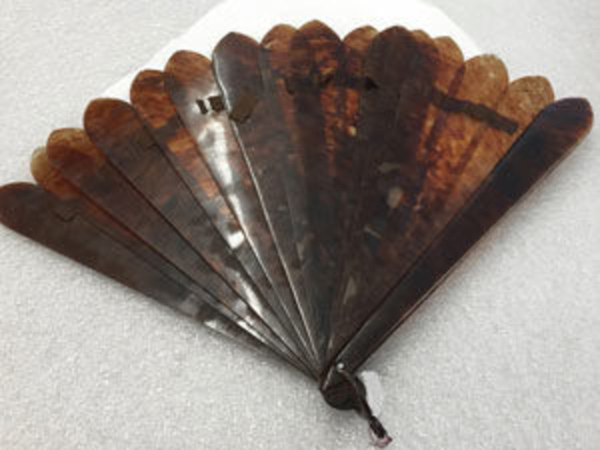  A tortoiseshell brisé fan owned by the Lincoln family is in the collection of the Abraham Lincoln Presidential Library and Museum.