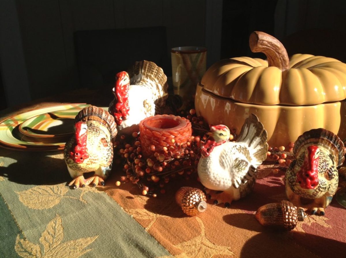  Tom Johnson’s table looking whimsical and welcoming with turkeys, acorns, Metlox dinnerware and a fall-themed tablecloth. Image courtesy of Tom Johnson