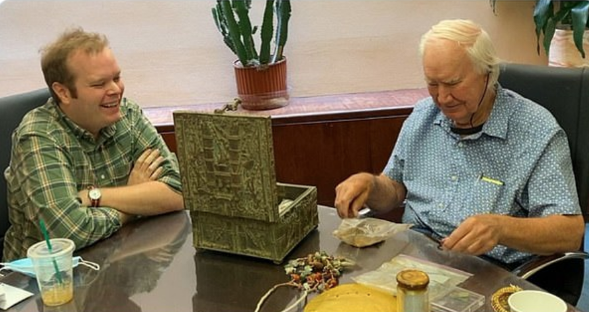 Forrest Fenn and Jonathan "Jack" Stuef (left), the man who found Fenn's treasure, posted by Outside Magazine's twitter account. 