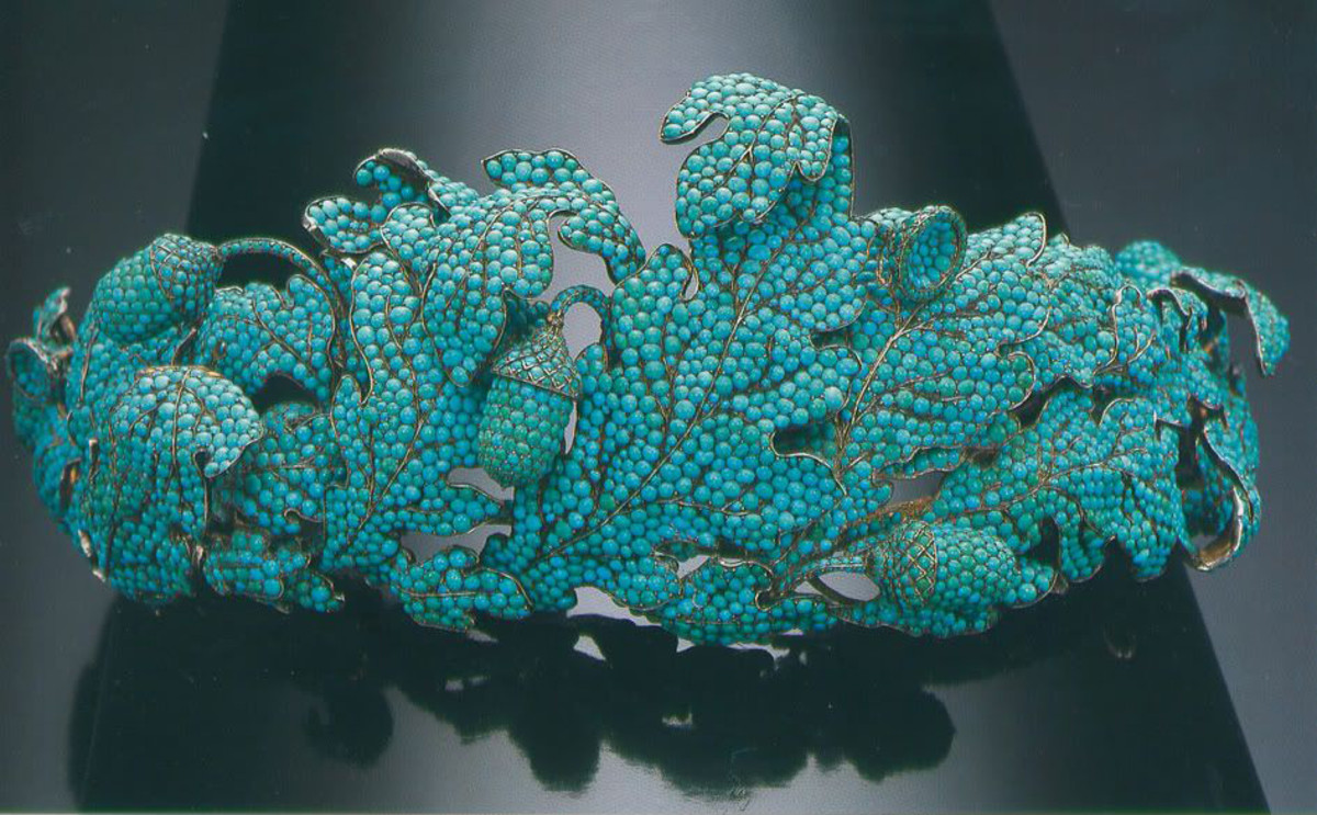 A tiara of oak leaves and acorns based on a classical prototype. The turquoise represents true love and the oak fortitude and strength. The empty acorn cup at the top may stand for the loss that inevitably follows love. This dramatic piece was likely designed for a bride and dates from about 1840.