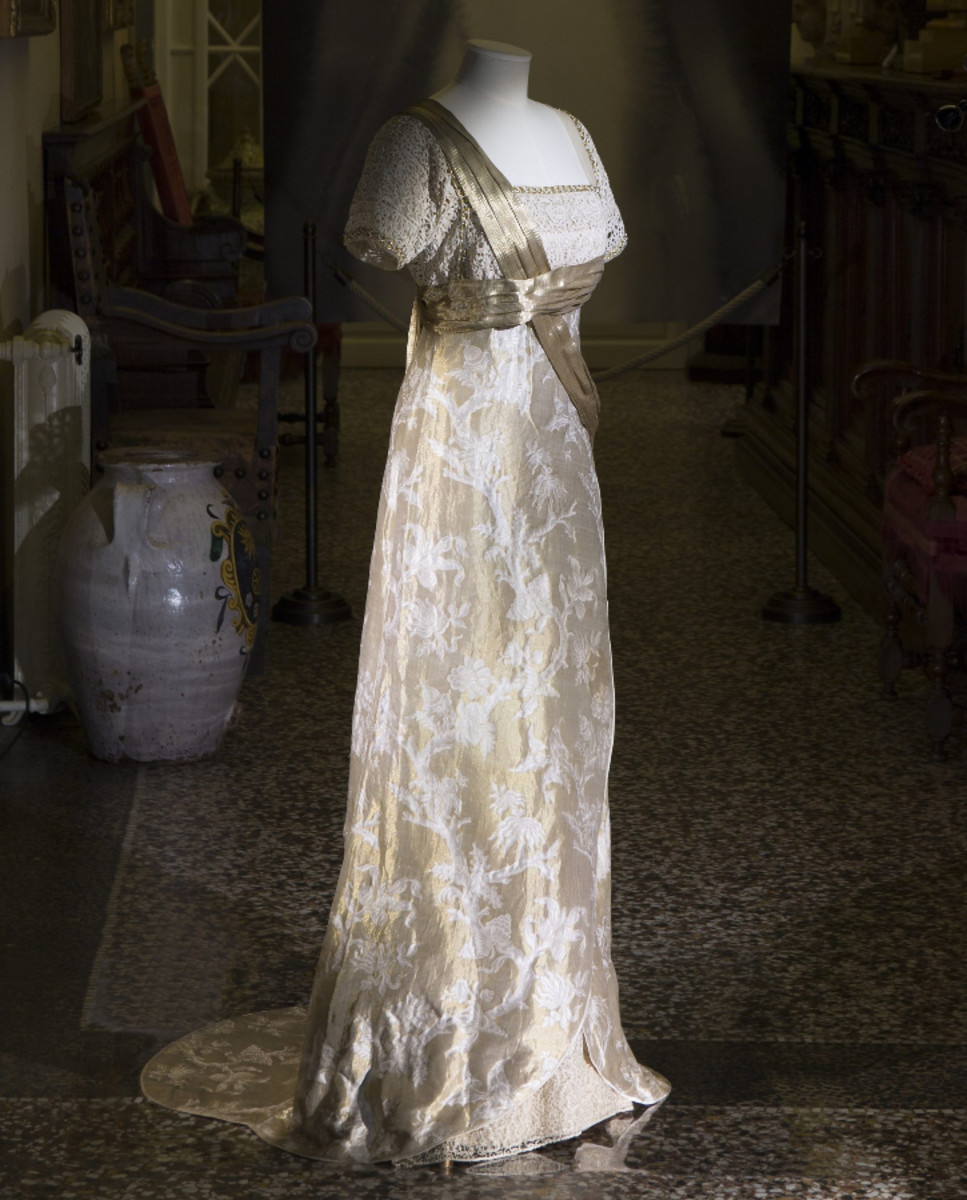 Gold lamé and cream silk evening dress with short sleeves, gathered gold waistband and lace upper bodice, the underskirt also with lace trim. Label “Callot Soeurs. Paris,” 1910-12.