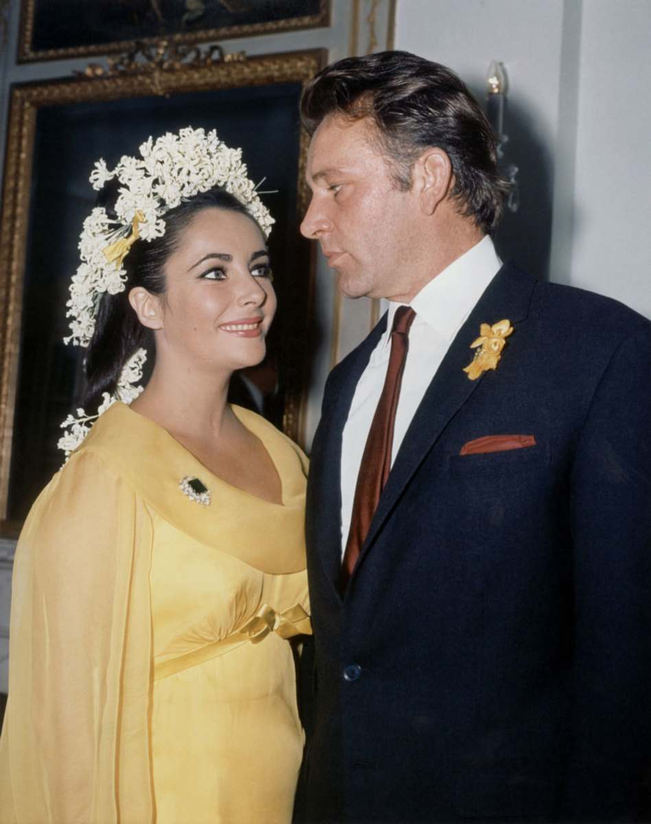 Taylor wearing the BVLGARI emerald-and-diamond brooch at her wedding to Burton in 1964.