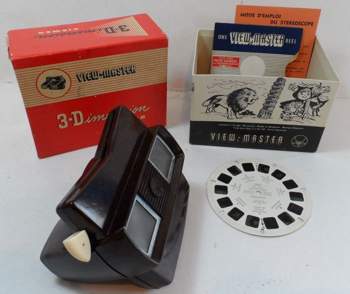 A View-Master reel holds 14 film transparencies in seven pairs, making up the seven stereoscopic images. The components of each pair are viewed simultaneously, one by each eye, thus simulating binocular depth perception.