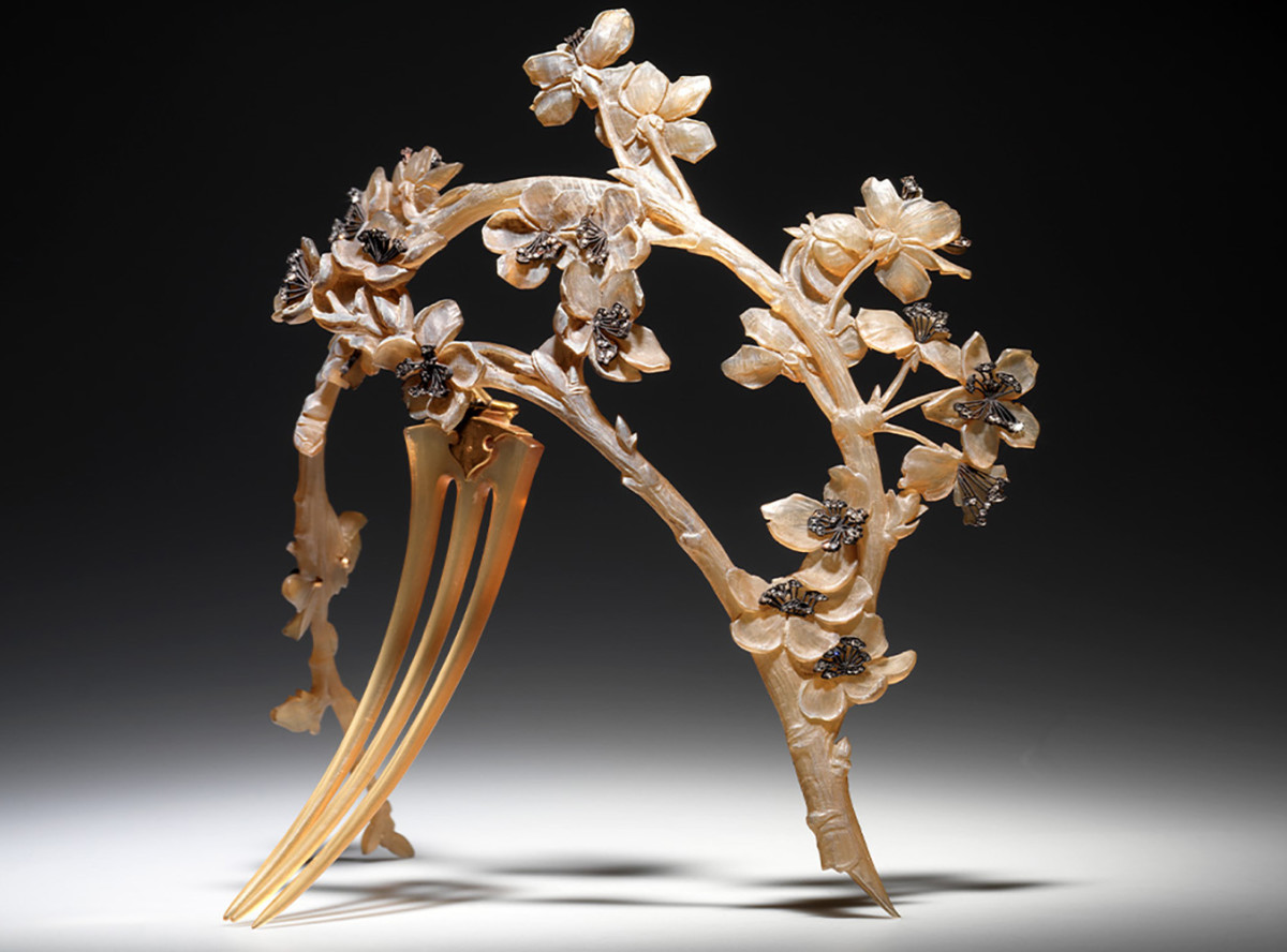 "Branche de Pommier" Diadème: The influence of the naturalism of Japanese art can also be seen in this horn, diamonds and gold "Apple Tree" diadem, c. 1901-02. The elegant apple tree bough, characterized by its decorative simplicity, is another example of the wonderful and inexhaustible botanical repertoire that inspired so much of Lalique’s work throughout his career.