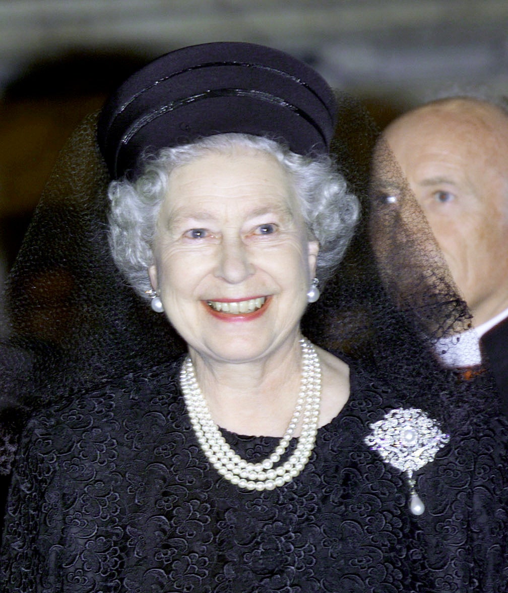 queenelizbrooch.jpg