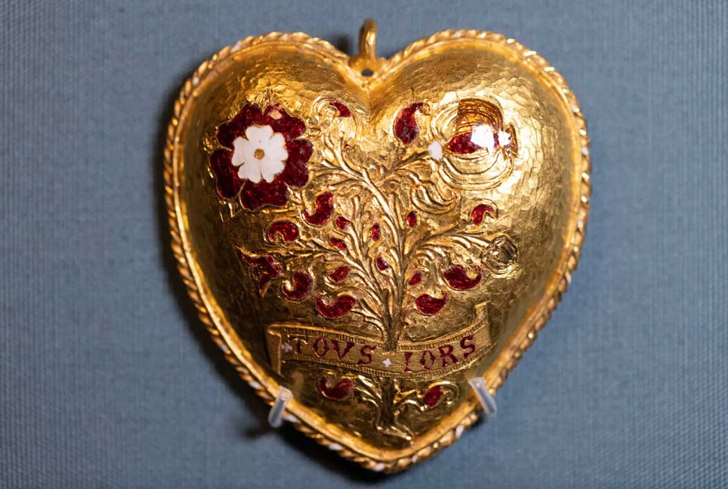500-year-old King Henry VIII Gold Pendant Unearthed by Amateur
