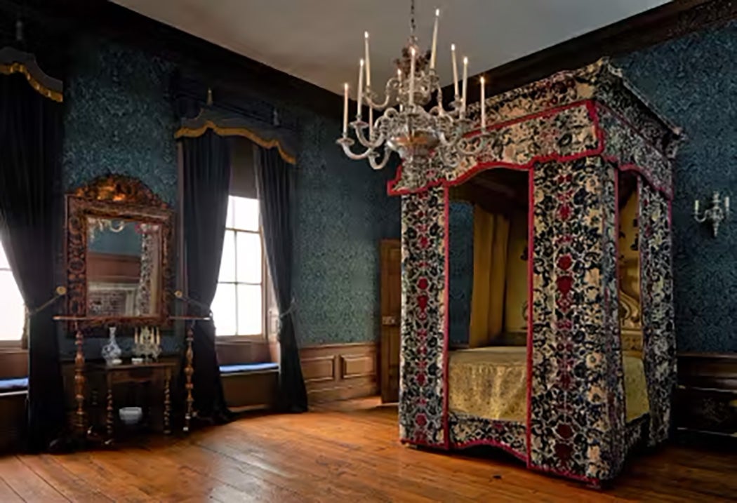 mary-ii-bedroom-queens-apartments.jpg