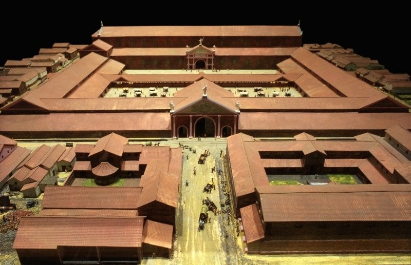 model-of-londoninium-in-the-london-museum---tall-building-is-the-basilica.jpg