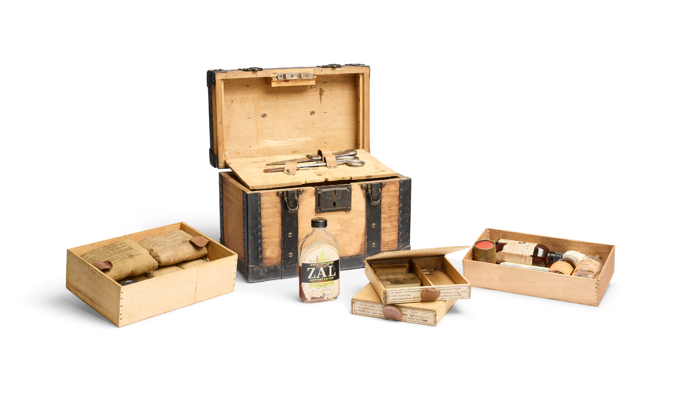 wooden-first-aid-kit-trunk.png