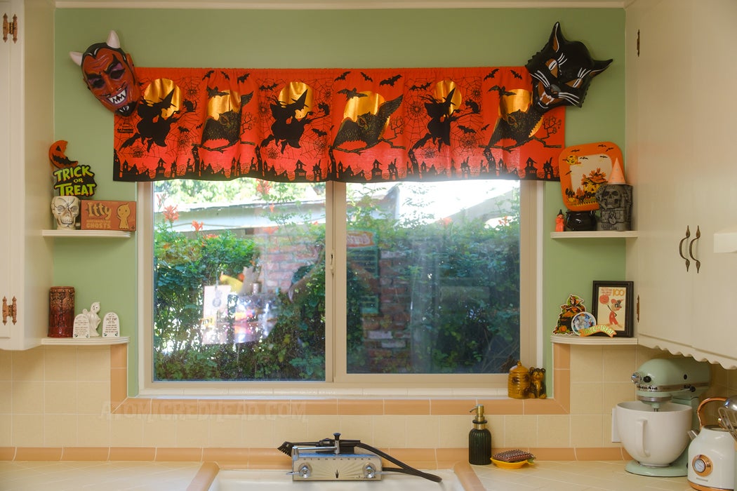 ar-halloween24-034_kitchen-sink_web.jpg
