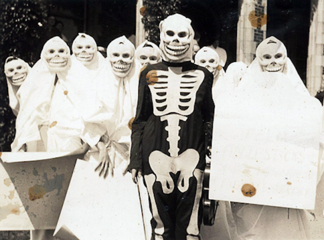 vintage-halloween-costumes-1930s-9.png