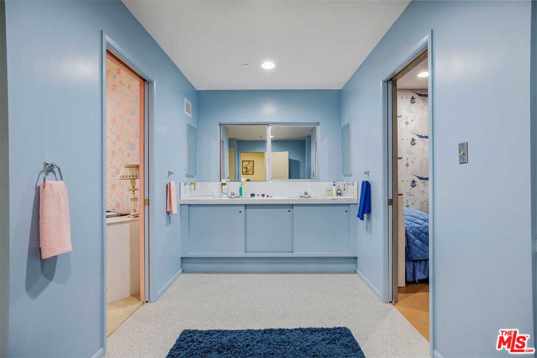 brady-bunch-bathroomweb.jpg