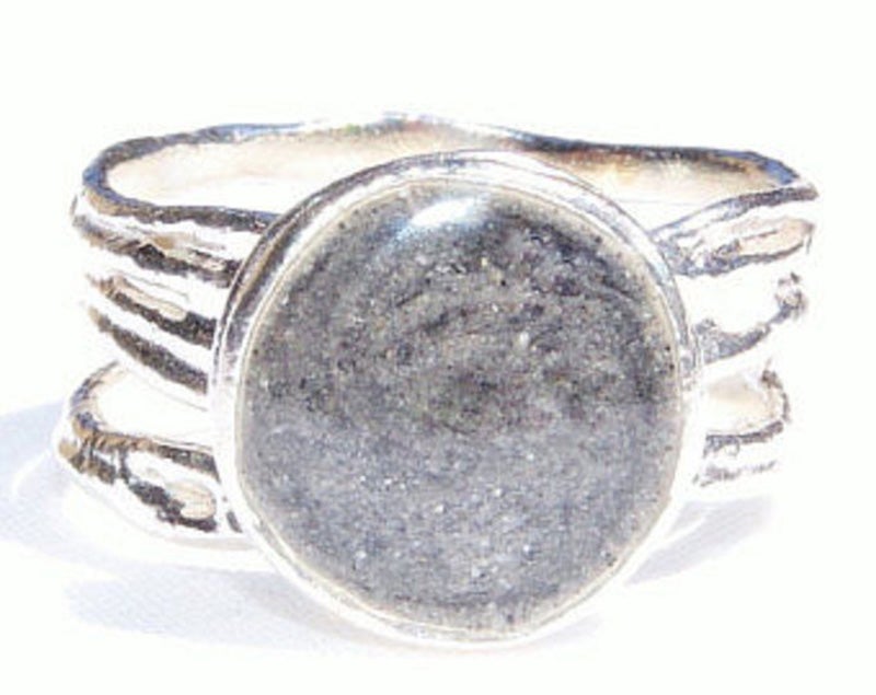 modern-mourning-ring-with-ashes.jpg